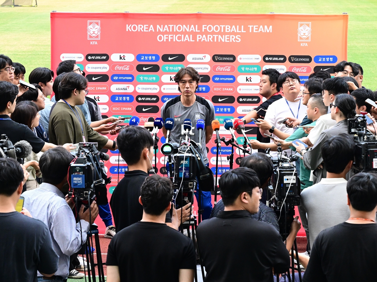 洪明甫監督体制の韓国代表、W杯最終予選へついに始動。サッカー界取り巻く“批判の世論”覆せるか