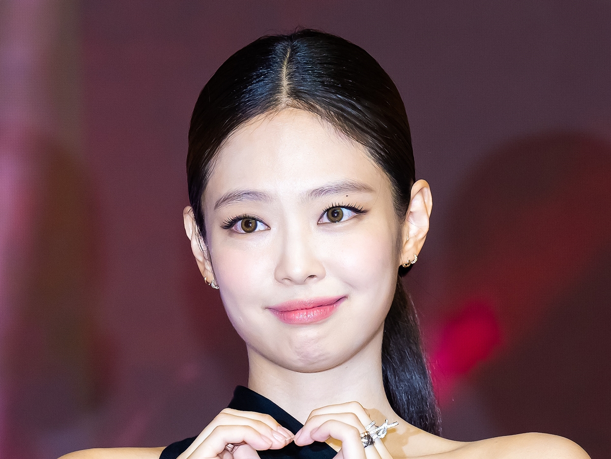 「赤ずきんちゃん？」BLACKPINK・ジェニー、赤色に包まれた“キュートファッション”にファンメロメロ【PHOTO】