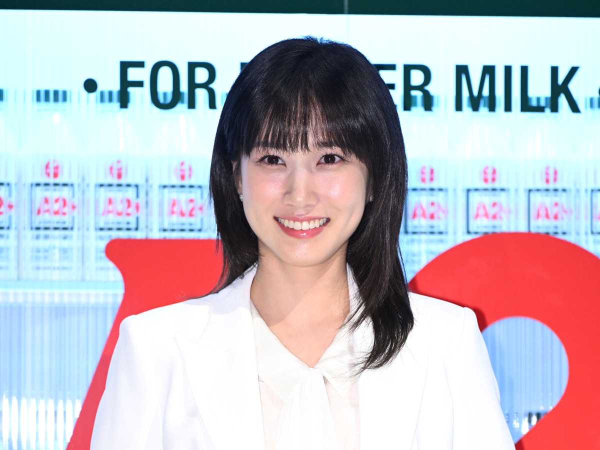 触りたい…『ウ・ヨンウ』女優パク・ウンビン、透明感あふれる“真っ白二の腕”を堂々披露！【PHOTO】