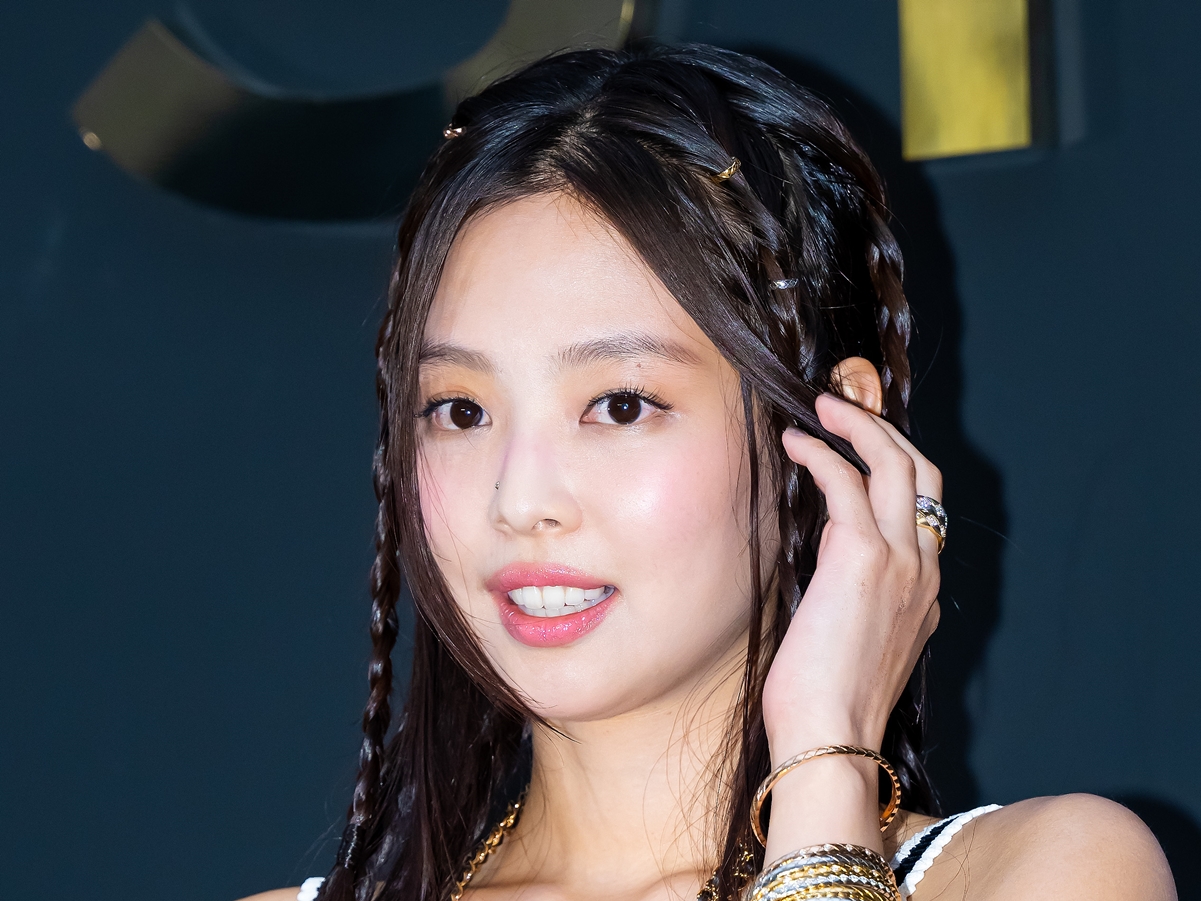 「スケスケ」衣装が物議を醸すも…BLACKPINK・ジェニー、新曲『Like JENNIE』で圧倒的な影響力を証明！