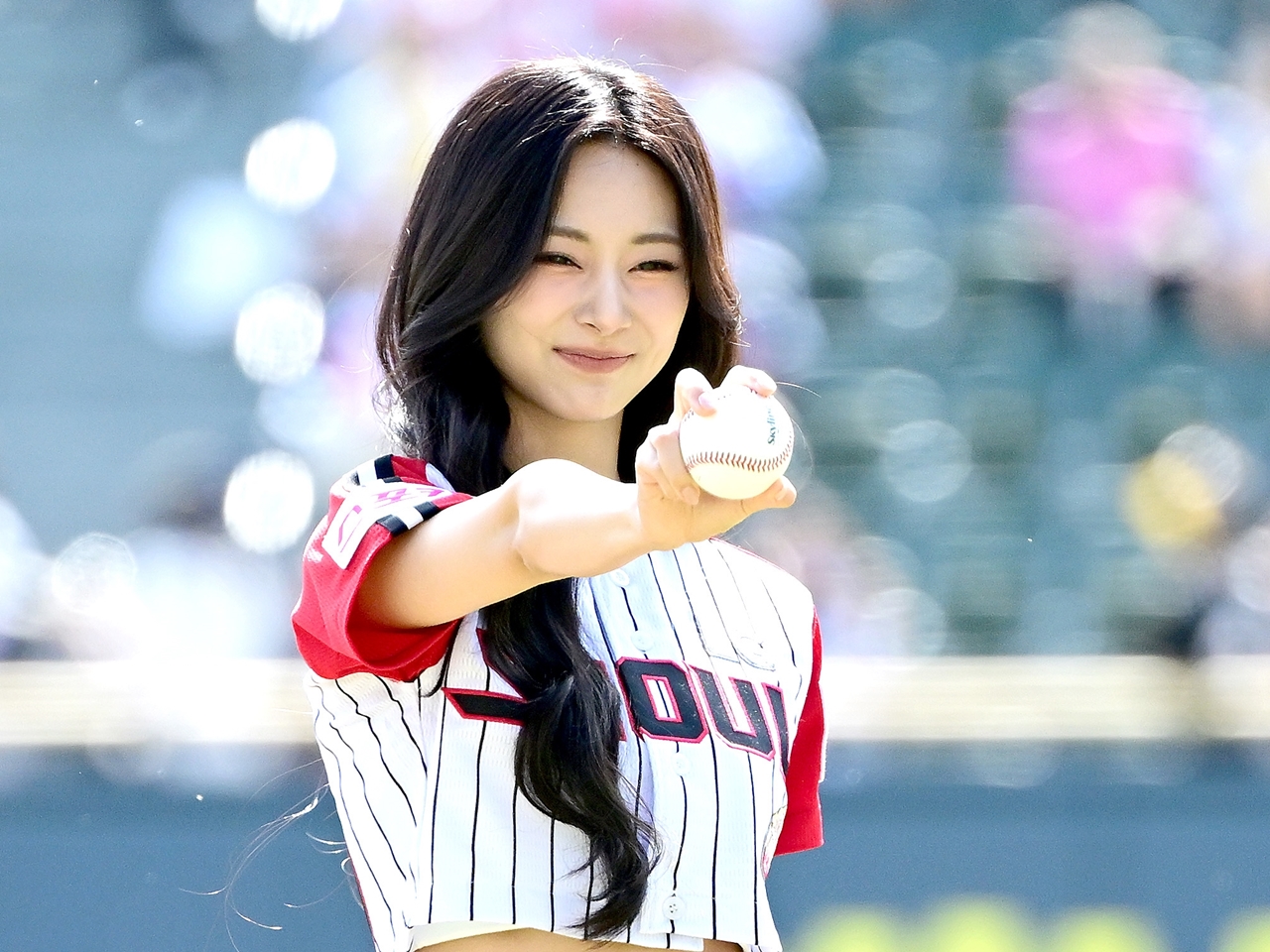 これぞ“極上の美貌”…！TWICE・ツウィ、韓国プロ野球で見せた始球式に選手もファンもメロメロ【PHOTO】