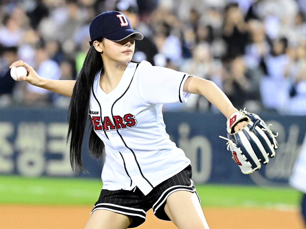 【写真】NewJeans・ミンジ、大胆フォームから見せたノーバン投球！韓国プロ野球始球式でファン釘付け