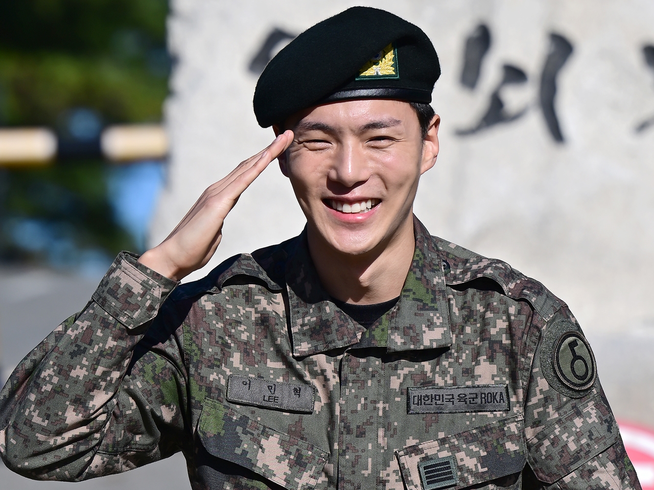 MONSTA X FOLLOW サノク ポラロイド ミニョク Update: MONSTA X Drops Highlight Medley Of Upcoming Album