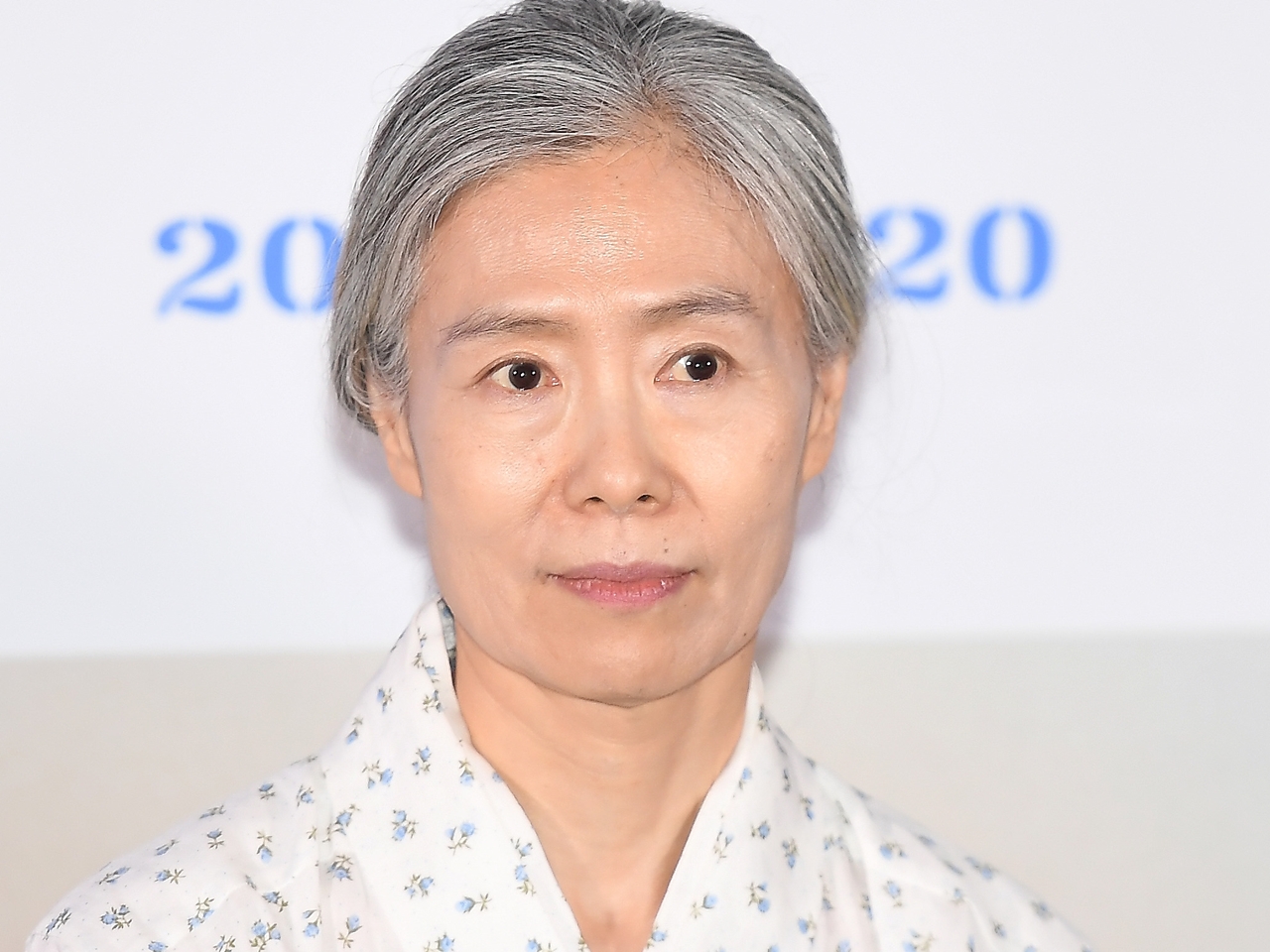 【写真】もはや別人では？69歳の韓国大御所女優イェ・スジョン、赤リップ際立つ“衝撃変身”に驚きの声