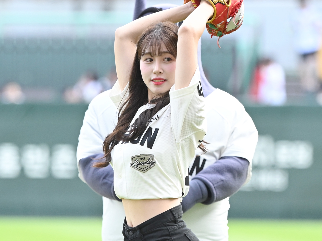 華奢な肩と豊満スタイルのギャップにドキッ…韓国プロ野球チア、魅力抜群のタンクトップ姿に反響【PHOTO】