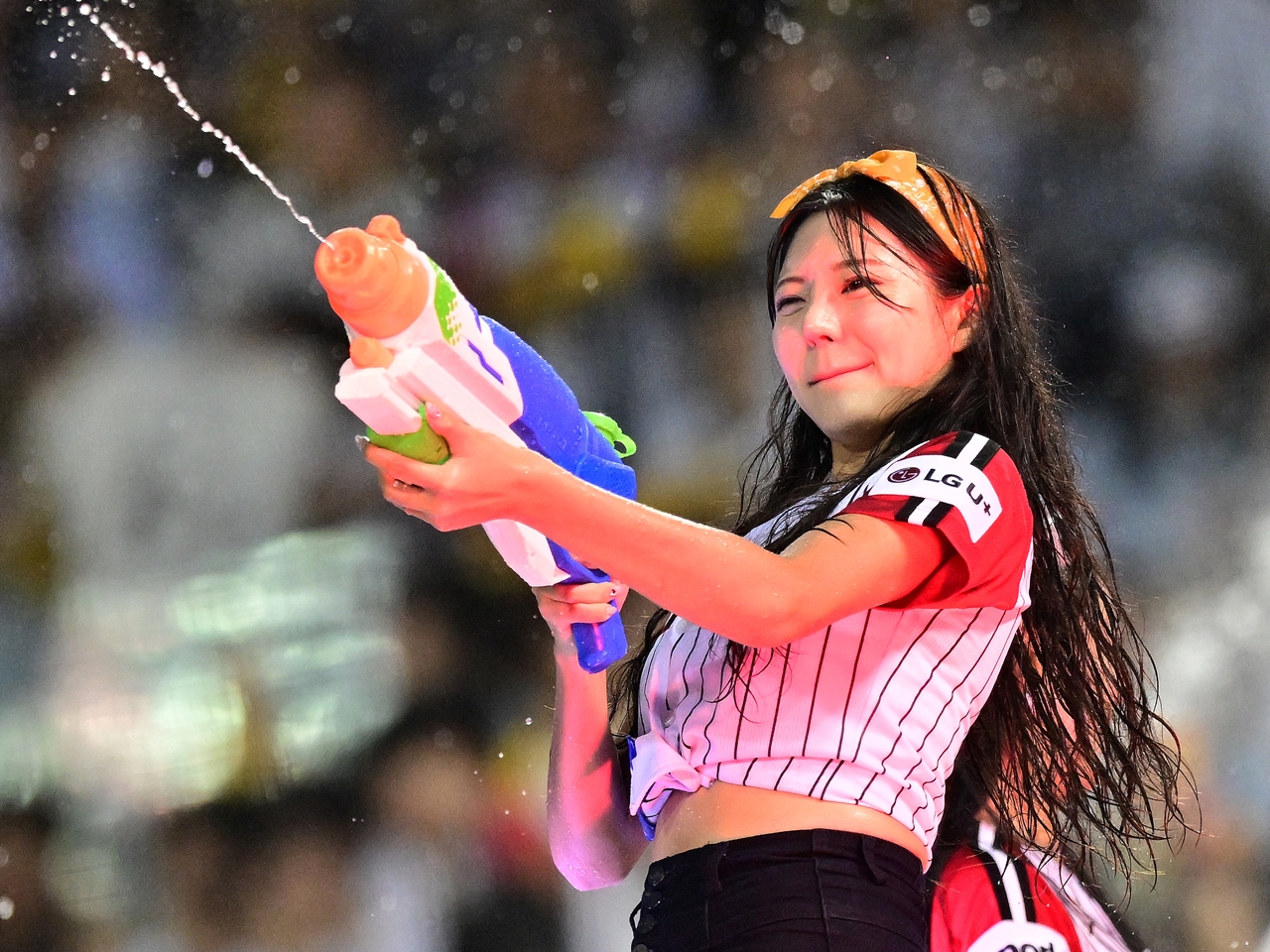 ボタンが弾けそう…韓国プロ野球チア、ぴたぴた制服SHOTに反響続々「半端ない」「高校生みたい」【PHOTO】