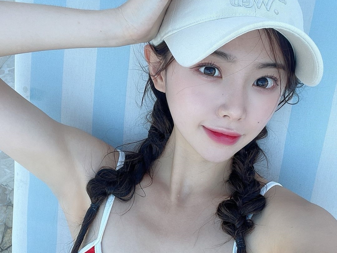 一瞬履いていないのかと…韓国チアガール、超短パンの“無防備あぐら”でファンの視線釘付けに！【PHOTO】