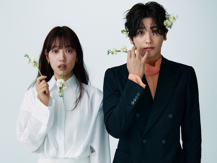 Netflix新作で11年ぶり共演のパク・シネ、パク・ヒョンシク、お茶目な魅力爆発！【PHOTO】