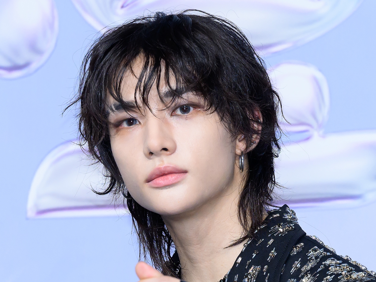 Stray Kids・ヒョンジン、“色気ダダ漏れ”のメガネ姿でファン魅了「2次元ビジュアル」【PHOTO】
