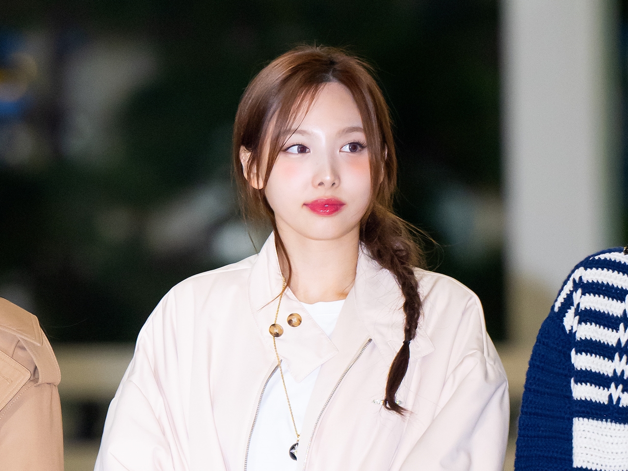 神の域」TWICE・ナヨン、妖艶な寝そべりSHOT 赤いミニワンピ姿で成熟