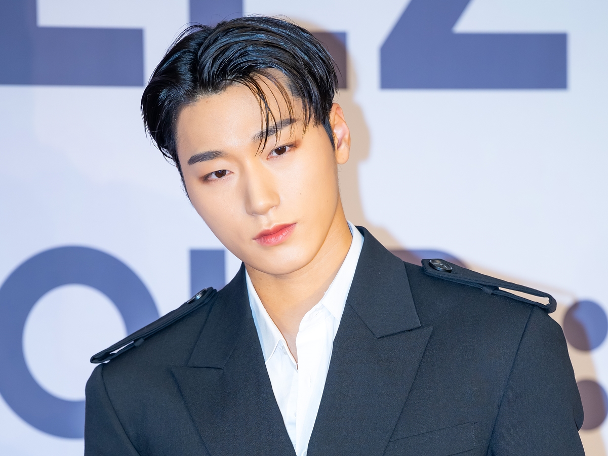 「色気ダダ漏れ…」ATEEZ・サン、ニットから浮かぶたくましい肉体に視線釘付け！