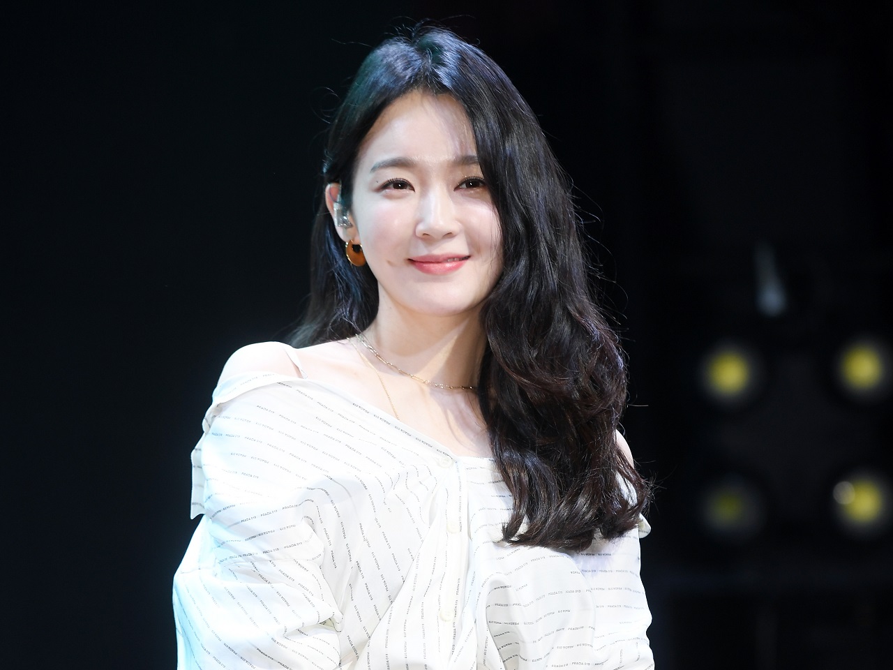 パツパツ白Tシャツのボリューム感…韓国歌手の“成熟美スタイル”にくらくら「女神だ！」【PHOTO】
