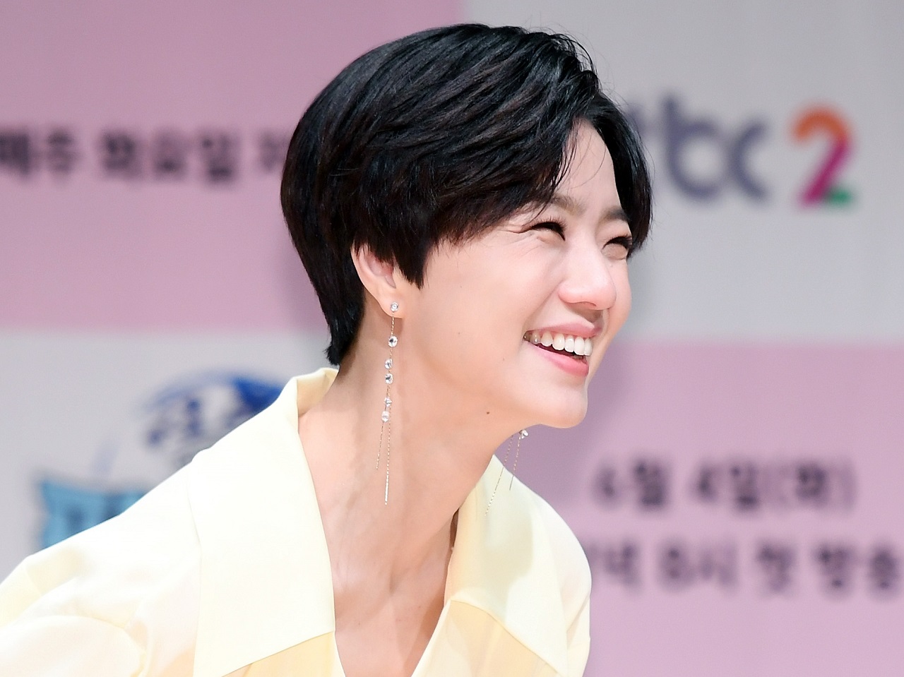 男性アイドルとの生放送中に“Fワード”を連発した韓国女性タレント、遠距離の夫に不満？「深く考えないで」