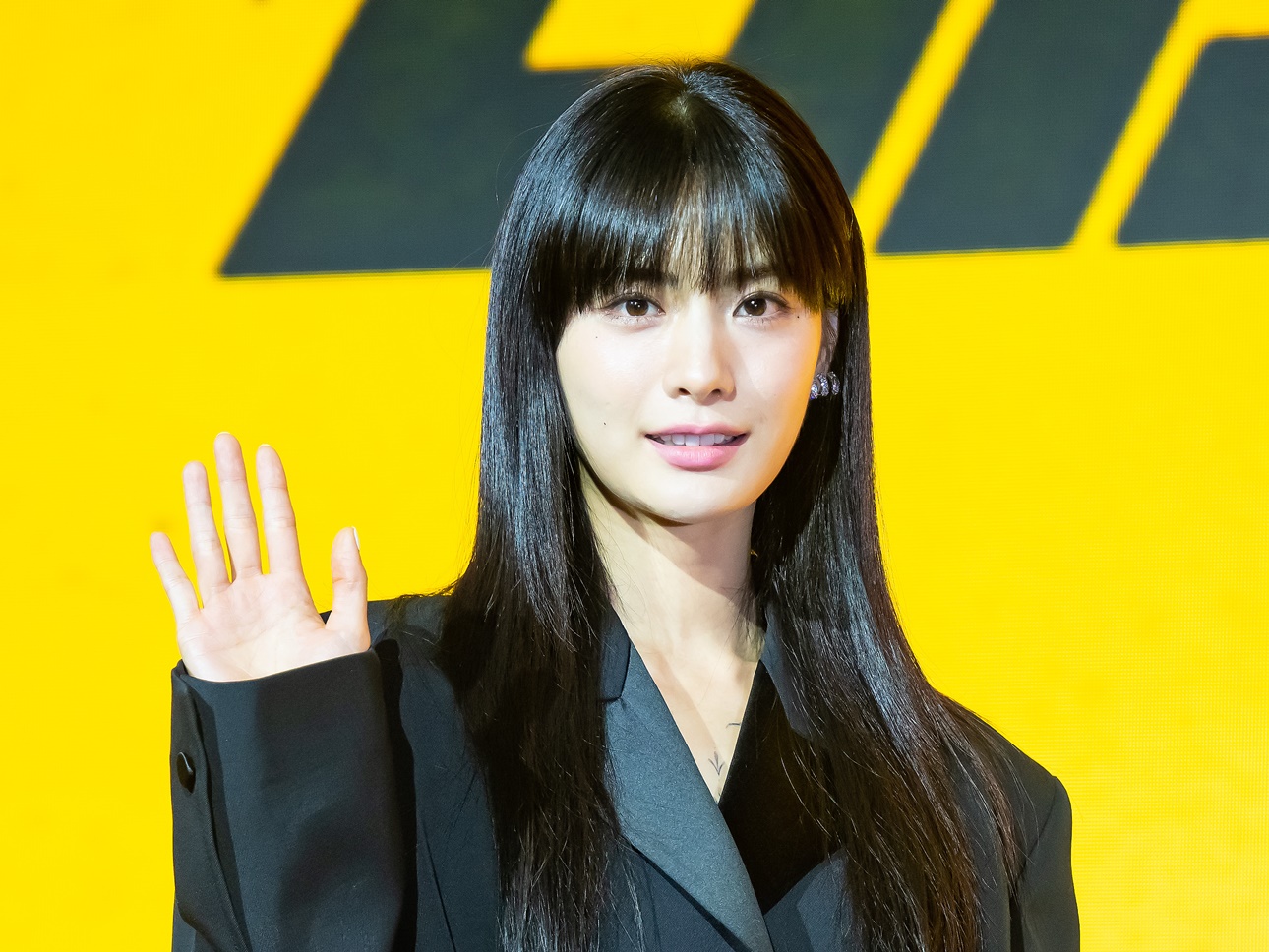 42秒間ほぼキスシーン…韓国歌手の新曲MV予告に出演した女優ナナ、共演俳優との甘々演技が話題【画像】