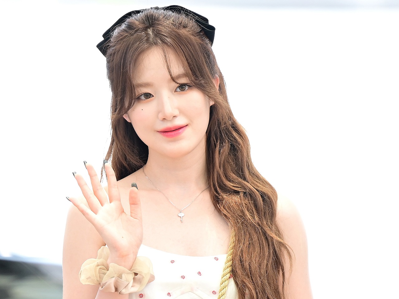 そんなに見せていいの…？(G)I-DLE・シュファ、美スタイルあらわな大胆衣装に釘付け「これは衝撃」【PHOTO】