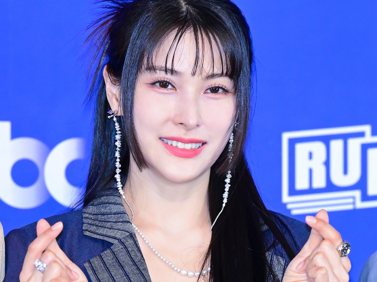 白猫派？黒猫派？KARA・ギュリ、“あざとにゃんこSHOT”で可愛さと色気を同時に披露【PHOTO】