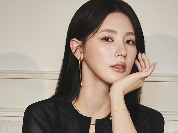 【写真】キケンな美しさ…(G)I-DLE・ミヨン、チート級の“真っ白ふともも”脚組みショット