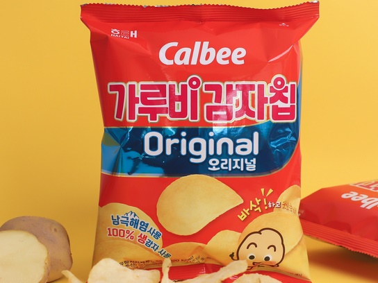 韓国の“塩辛いポテチ市場”に衝撃走るか…「カルビーポテトチップスオリジナル」が発売へ