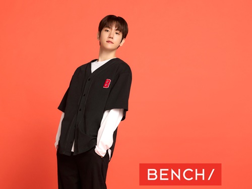 大谷翔平出場試合で国歌斉唱を担当したベクヒョン、パク・ソジュンらも歴任した「BENCH/」の新モデルに