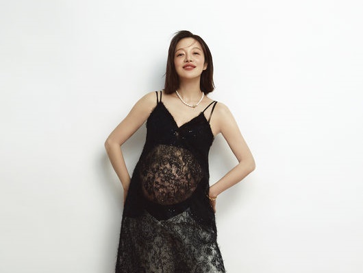 今月出産！ハ・ジョンウ実弟と結婚のファン・ボラが“臨月フォト”撮影、不妊期間に救われた宗教について言及