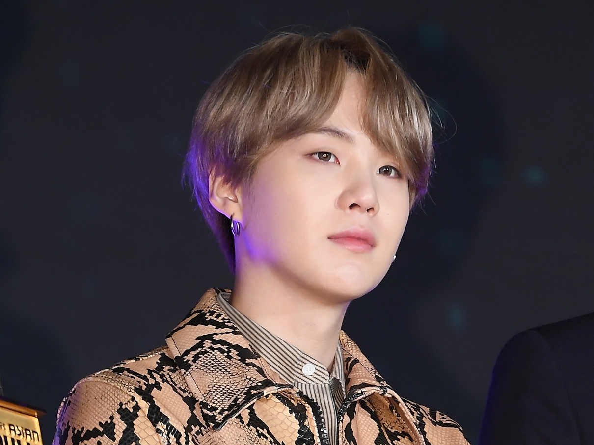 BTS・SUGA、予告編では犯罪者のように「ぼかし処理」されていたが…本放送では素顔のまま登場