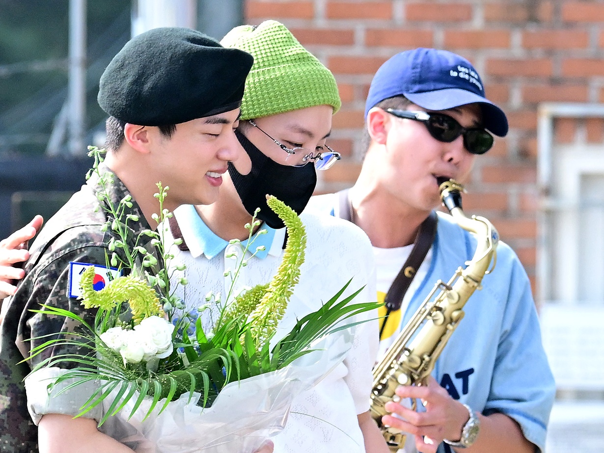 【写真】BTS最年長JINがついに除隊！メンバー5人がお出迎え、RMはサックス持参で演奏も