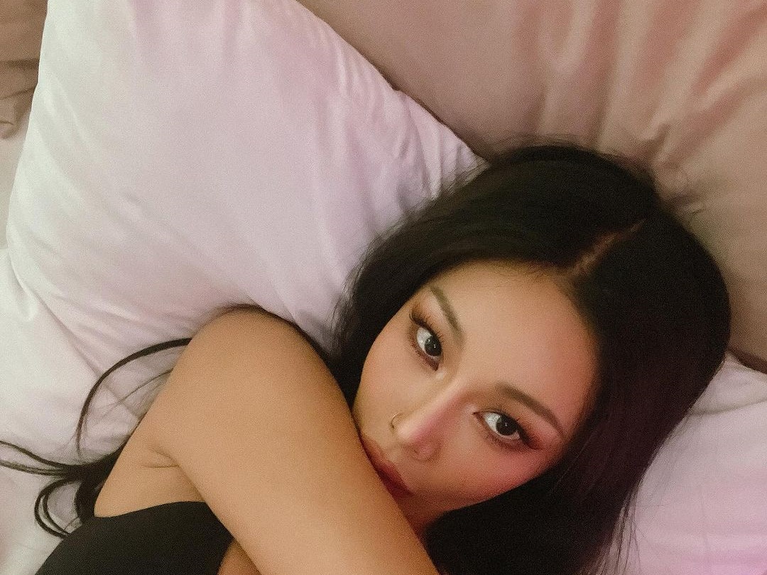 “豊胸”公表でも話題！韓国女性歌手、タンクトップ一枚でベッド寝そべりの挑発ショット公開【PHOTO】