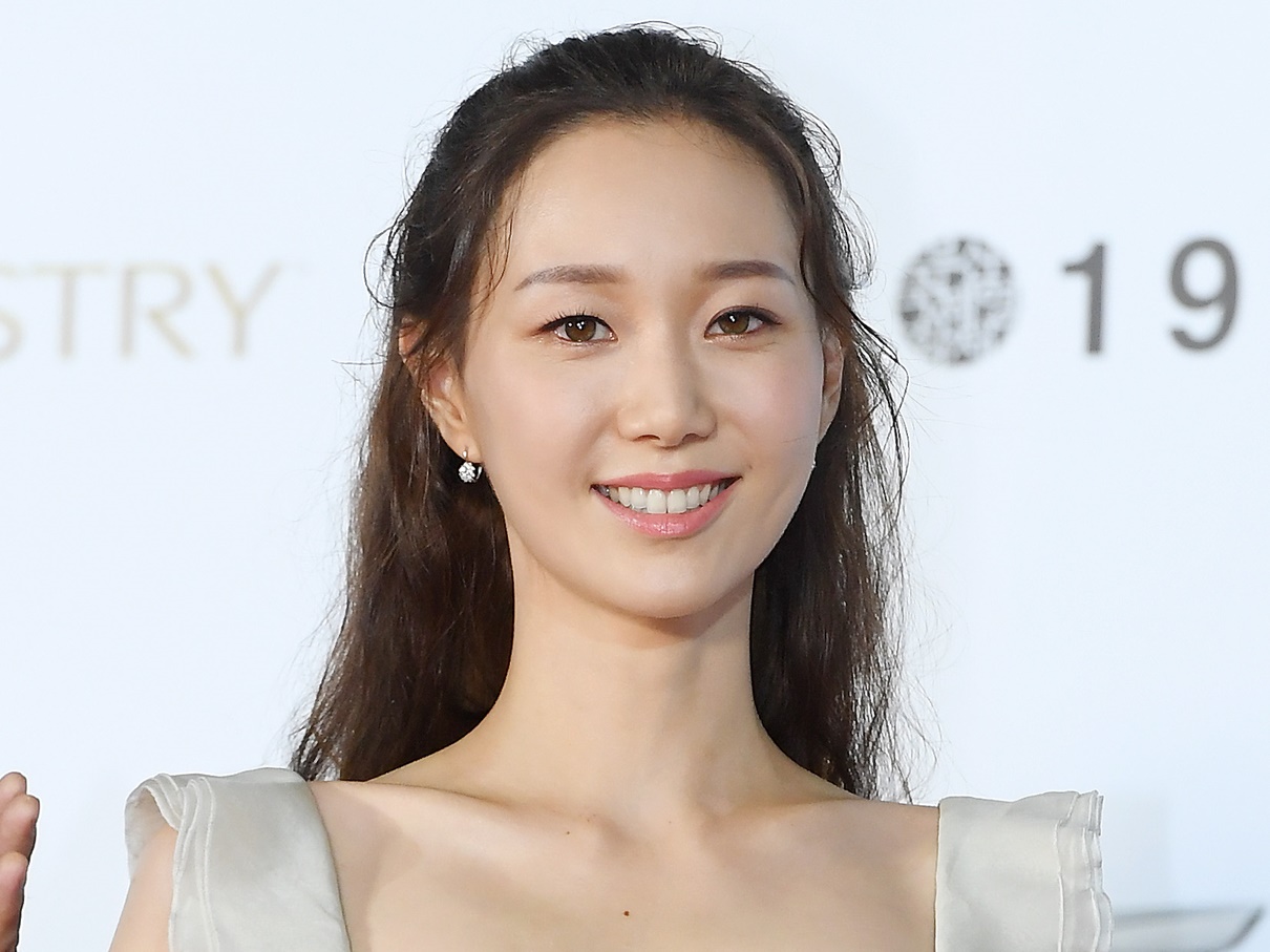 17歳年上恋人との死別を乗り越え…韓国女優が“結婚と妊娠”を同時発表【全文】