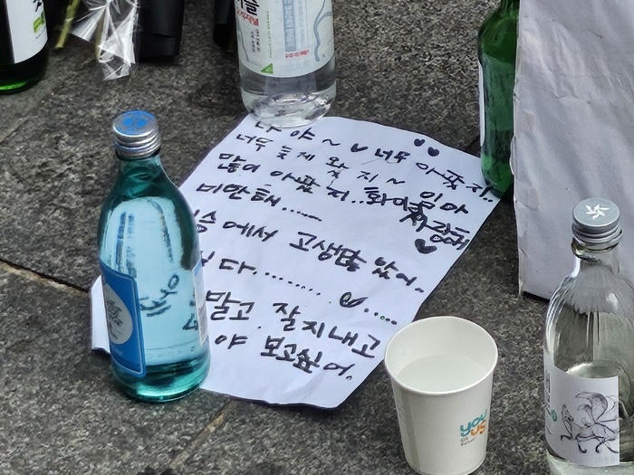 9人がこの世を去ったソウルの逆走行事故から2日、悲しみに暮れる市民たち…運転していた68歳男性は「急発進」を主張