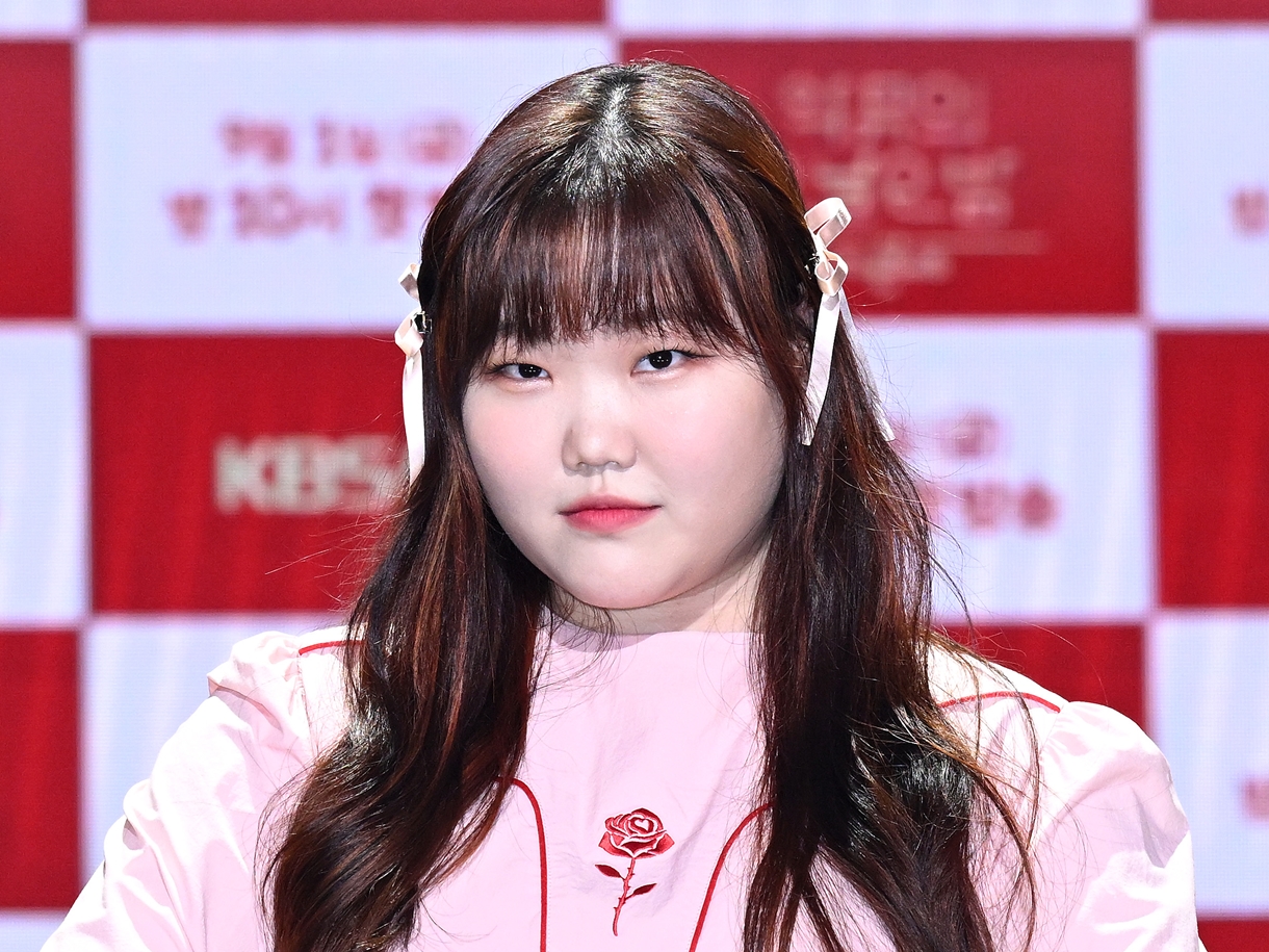 「ファンのせいで痩せられない」と告白した“ぽっちゃり”韓国女性歌手が痩せた？YOASOBIとも共演