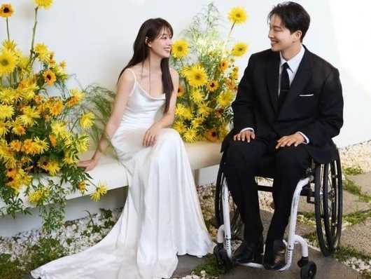 「排便」話を何故わざわざ？“車椅子YouTuber”と元K-POPアイドルの結婚式での祝辞に賛否両論