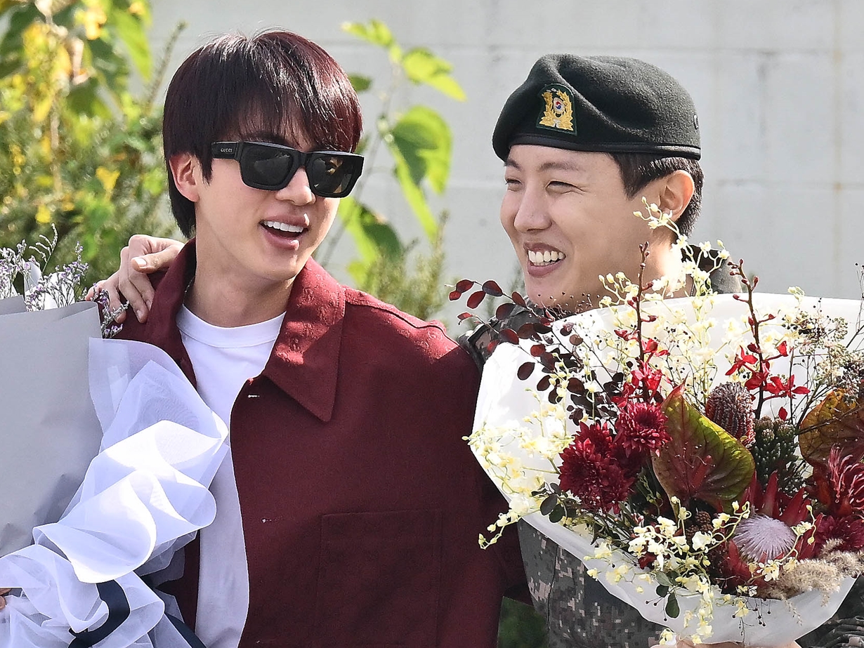 【写真】JINが大きな花束とマイクを持って出迎え！BTS・J-HOPEが除隊、国民とファンへの感謝語る