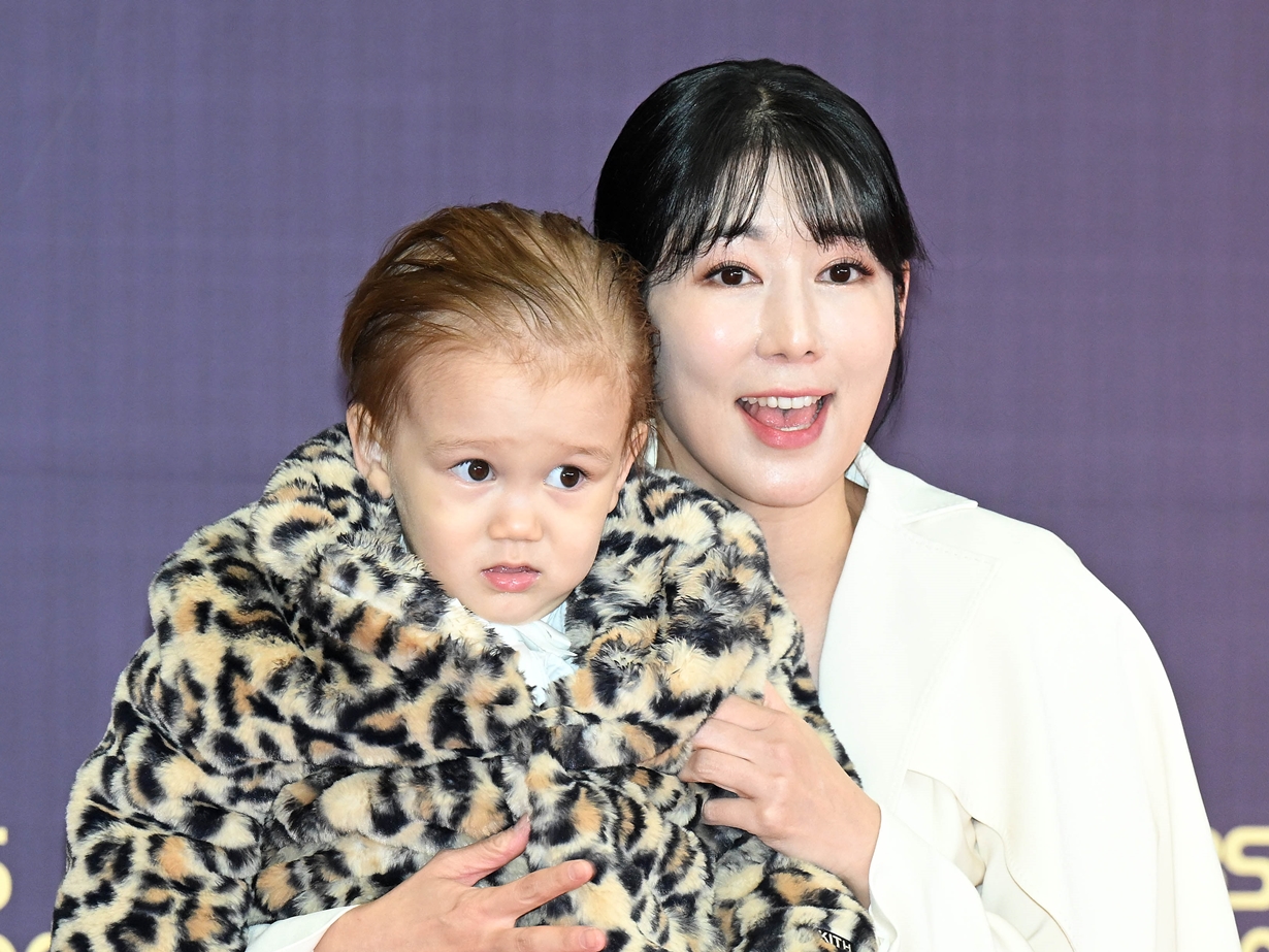 西洋男性の精子提供で“自発的な未婚の母”となった日本タレント、3歳息子の「父さんは？」に何と答えた？