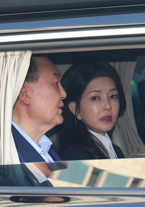 尹錫悦前大統領（左）とキム・ゴンヒ氏