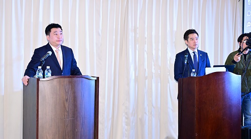 プ・ジソク弁護士（左）とキム・セウィ代表