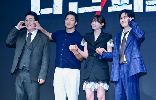 左からヒョン・ボンシク、ソン・ソック、キム・ダミ、キム・ソンギュン