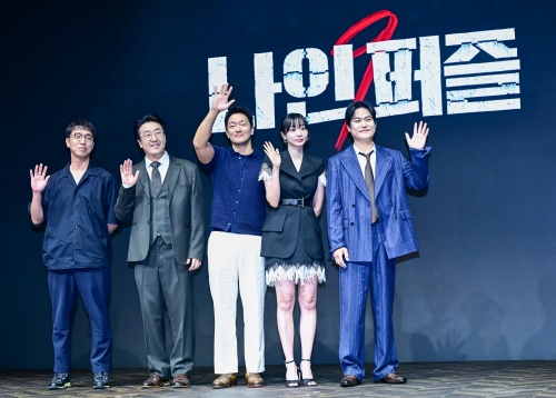 左からユン・ジョンビン監督、ヒョン・ボンシク、ソン・ソック、キム・ダミ、キム・ソンギュン