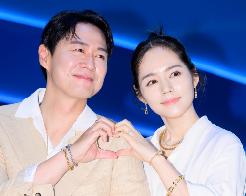 ヨン・ジョンフン（左）、ハン・ガイン