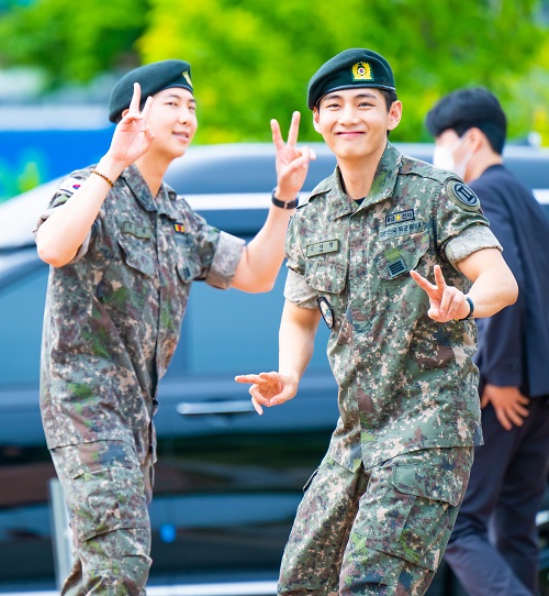 RM（左）とV