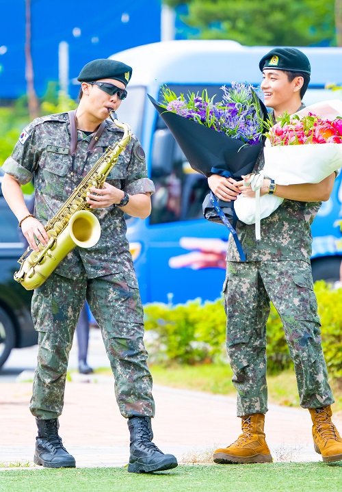 RM（左）とV