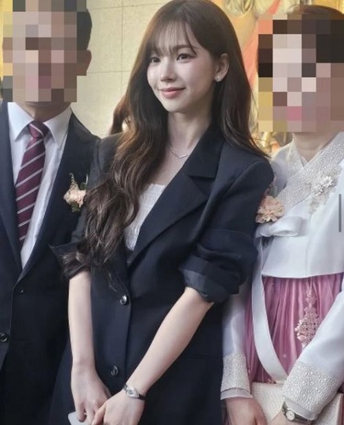 姉の結婚式に出席したカリナ