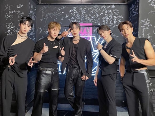 MONSTA X
