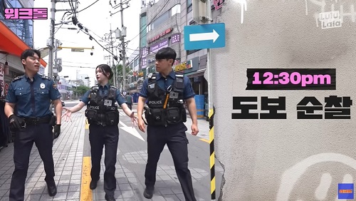 警察体験をするツキ