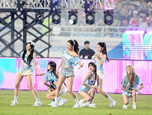 ハーフタイム公演を行うIVE