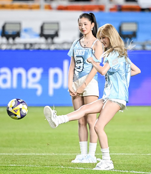 シュートするガウルと見守るレイ