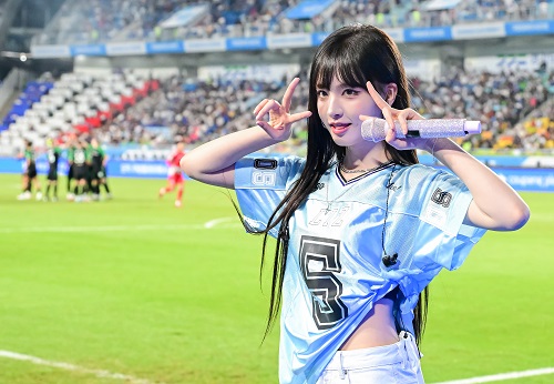 ファンに挨拶するリズ