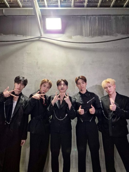 MONSTA X