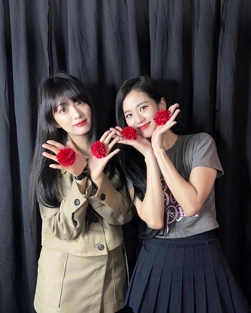 キム・ジユン（左）とジス