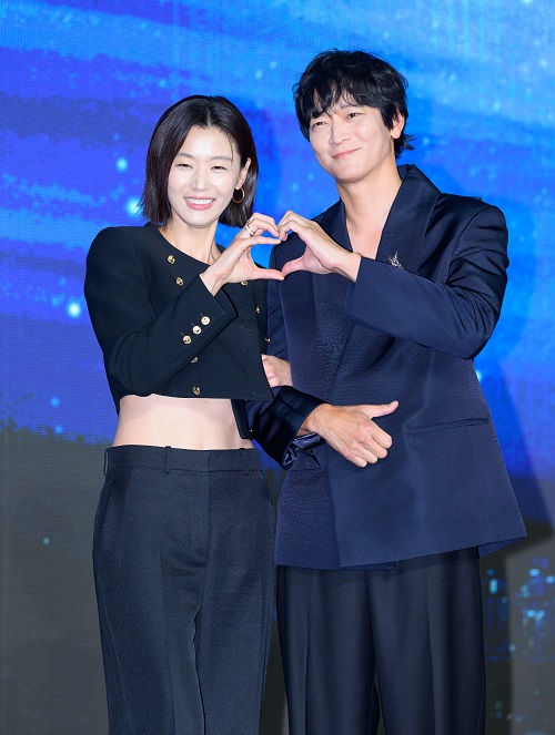 チョン・ジヒョン（左）とカン・ドンウォン