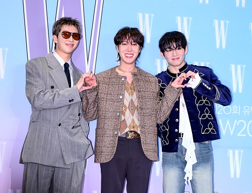 左からRM、J-HOPE、V​​​​​​​